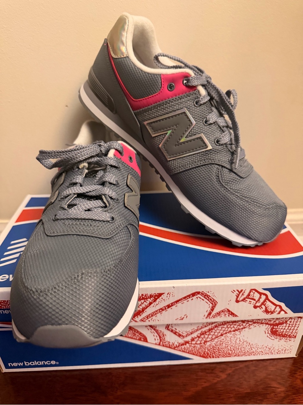 New Balance 574 Sneakers – Kids Size 7 / Women’s 8.5 – Brand New